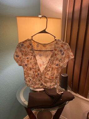 No Comment NY•LA, Floral multi colored Short-Sleeve blouse is a Women’s Size L.